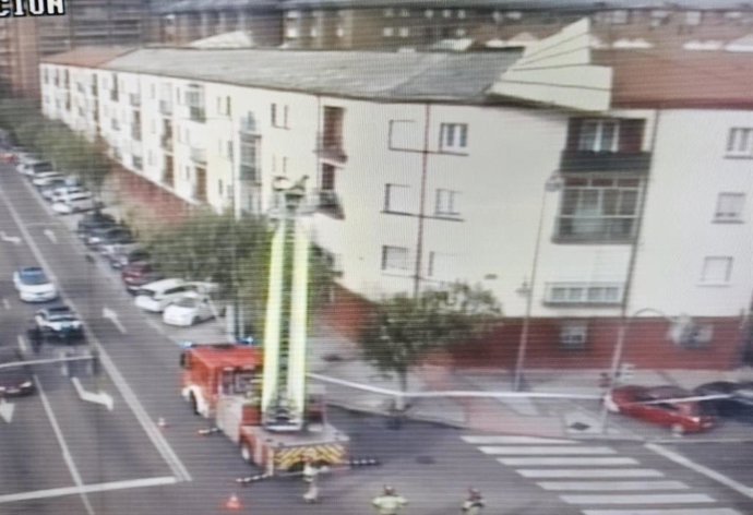 Bomberos actuando en el edificio.