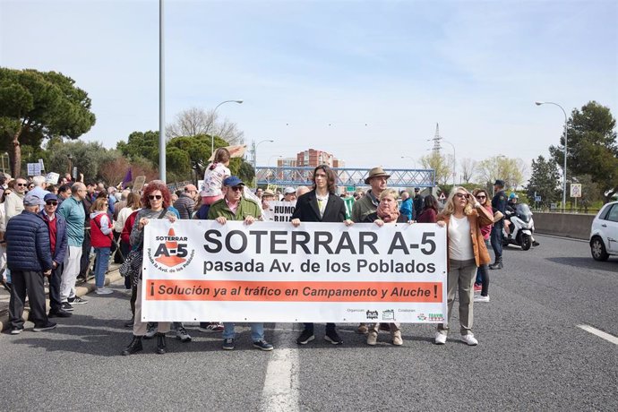 Archivo - Decenas de personas durante una manifestación de los vecinos de Aluche y Campamento para exigir el soterramiento de la A5 hasta la Avenida de los Poblados