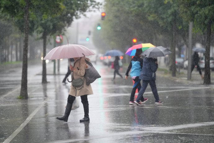 Varias personas caminan bajo la lluvia, a 9 de octubre de 2024, en Santiago de Compostela, A Coruña, Galicia (España).