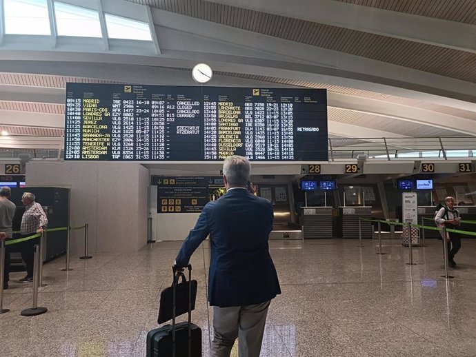 Desvios y cancelaciones de vuelos en el aeropuerto de Loiu por las fuertes rachas de viento