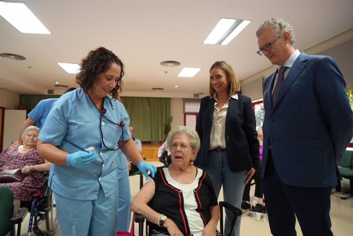 El consejero de Salud, Juan José Pedreño, y la consejera de Política Social, Conchita Ruiz, visitaron hoy la residencia de personas mayores San Basilio, en Murcia.