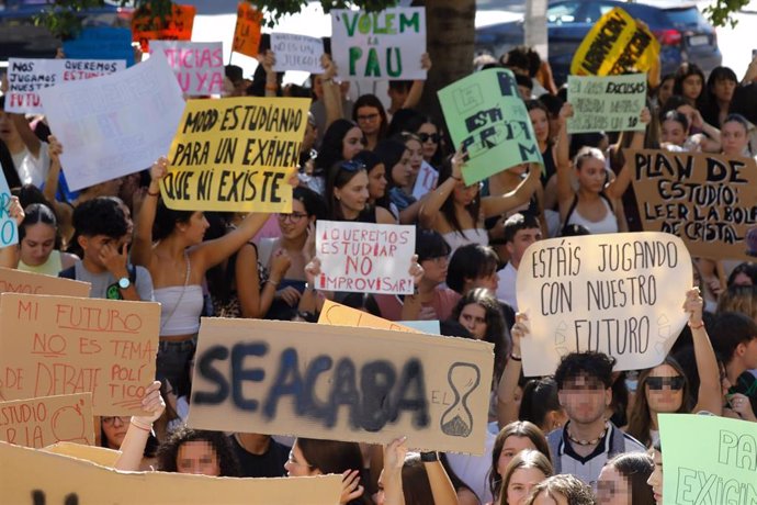 Varios alumnos manifestantes durante una huelga estudiantil convocada por los alumnos de 2º de Bachillerato de la Región de Murcia