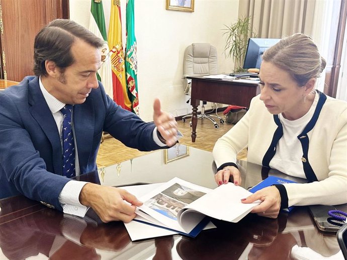 La presidenta de la Diputación, Almudena Martínez, con el hermano mayor de la hermandad del Rocío de Jerez.