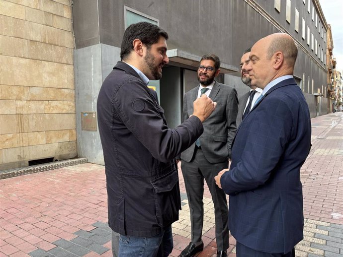 El portavoz parlamentario de VOX en las Cortes de Aragón, Alejandro Nolasco, conversa con el portavoz adjunto, Santiago Morón, junto al local que acogerá la futura Comisaría de Policía Local de Zaragoza de Zamoray-Pignatelli.