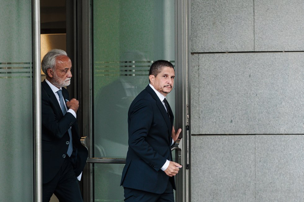 El jefe de personal de Adif, Michaux Miranda (d), sale de declarar como testigo en el caso Koldo, en la Audiencia Nacional, a 19 de septiembre de 2024, en Madrid (España).