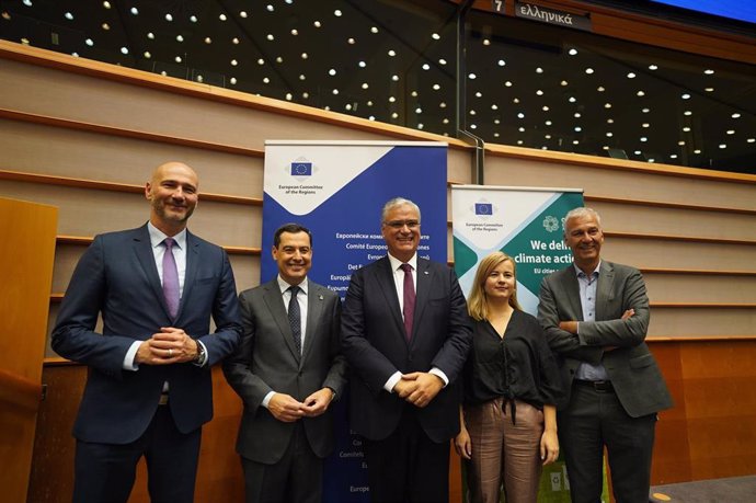 El presidente de la Junta de Andalucía, Juanma Moreno mantiene un encuentro con el presidente del Comité Europeo de las Regiones, Vasco Cordeiro, y con participantes de la COP29.