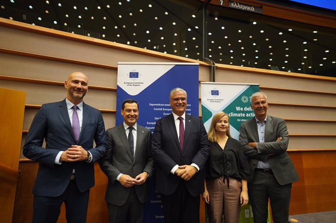 El presidente de la Junta de Andalucía, Juanma Moreno mantiene un encuentro con el presidente del Comité Europeo de las Regiones, Vasco Cordeiro, y con participantes de la COP29.