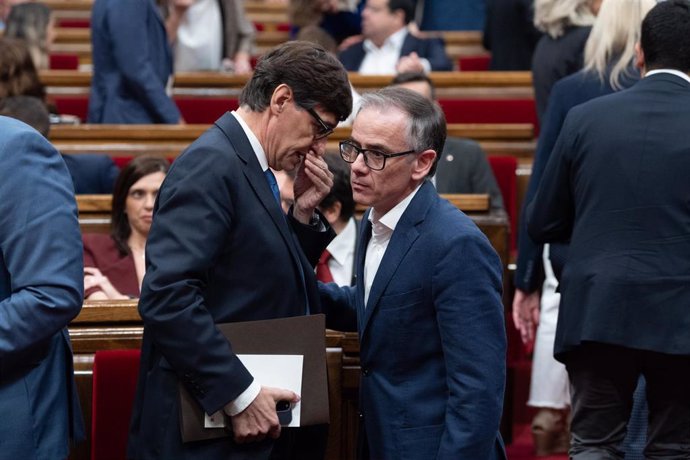 El presidente de la Generalitat, Salvador Illa (i), y el presidente de ERC en el Parlament, Josep Maria Jové (d), durante el Debate de Política General