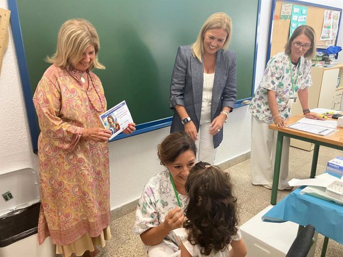 Eva Pajares e Isabel Paredes en la campaña de vacunación contra la gripe en centros escolares.