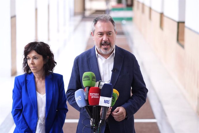 El secretario general del PSOE de Andalucía, Juan Espadas, este miércoles en declaraciones a los medios, junto a la parlamentaria María Ángeles Prieto.