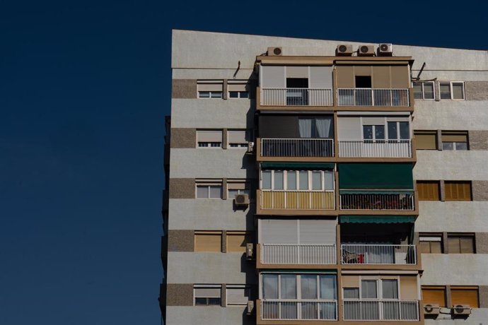 Archivo - La fachada de un edificio de viviendas