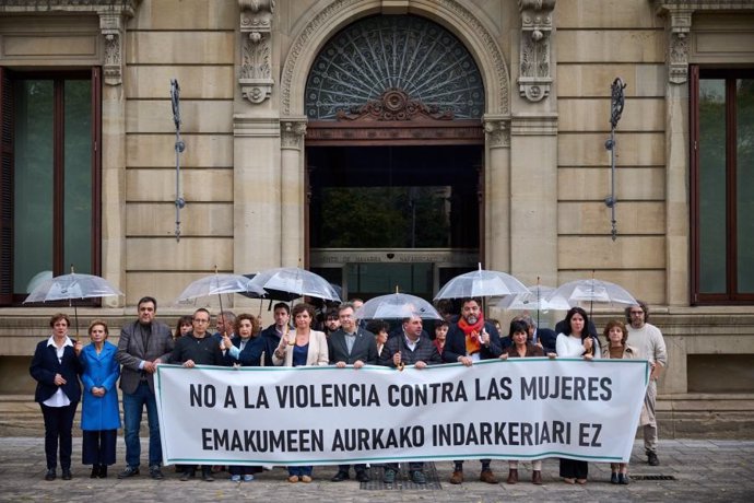 El Parlamento de Navarra se concentra en contra de la violencia de género tras los últimos asesinatos machistas