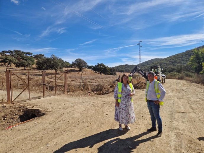 Visita de la delegada territorial a uno de los caminos forestales sevillanos para comprobar el resultado de los trabajos de mejora.