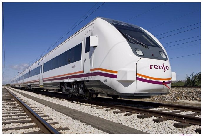 Archivo - Tren de Renfe de media distancia que conecta Valladolid con Reinosa y Santander 