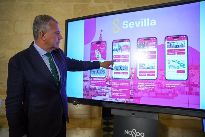 El alcalde de Sevilla, José Luis Sanz, durante la presentación de la nueva app 'Sevilla'.