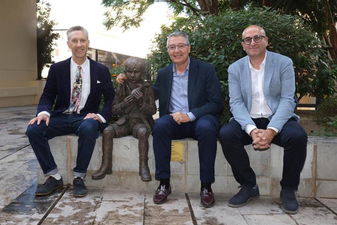 El presidente de la Diputación de Málaga, Francisco Salado, y el diputado provincial de Cultura, Manuel López Mestanza, junto al artista británico Anthony Padgett y la escultura que representa a Picasso con siete años junto a la paloma de la paz.