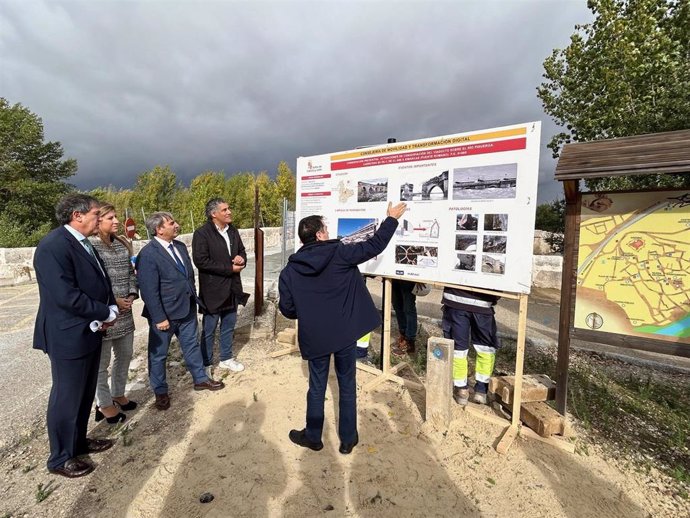 Sanz Merino, durante su visita a la rehabilitación del Puente de Simancas.