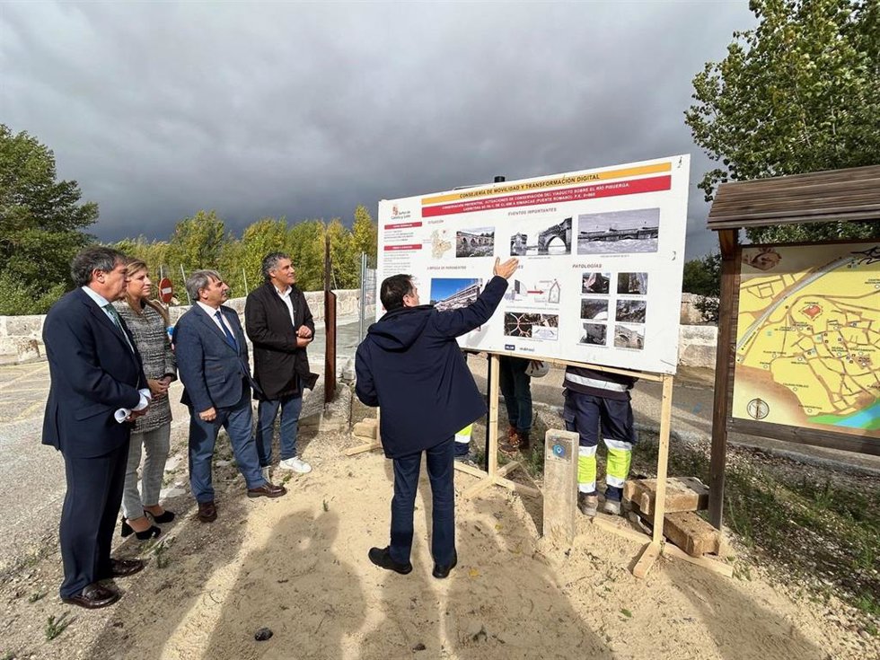 Sanz Merino, durante su visita a la rehabilitación del Puente de Simancas.