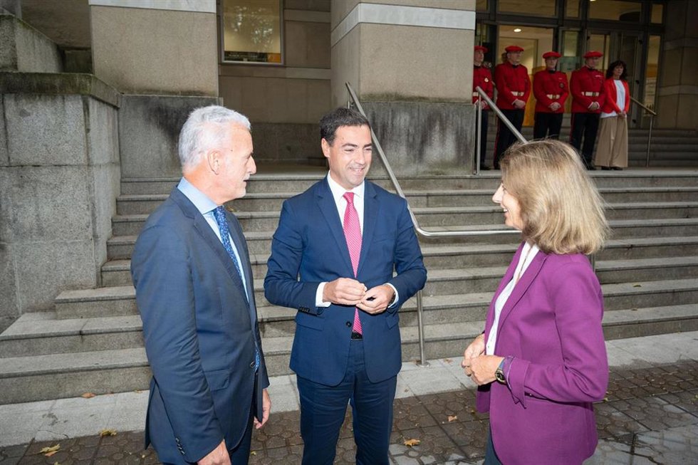 El Lehendakari, Imanol Pradadales, entre el presidente del TSJPV, Iñaki Subijana, y la Fiscal Superior del País Vasco, Carmen Adán, antes de inicarse la apertura del año Jucicial en Euskadi