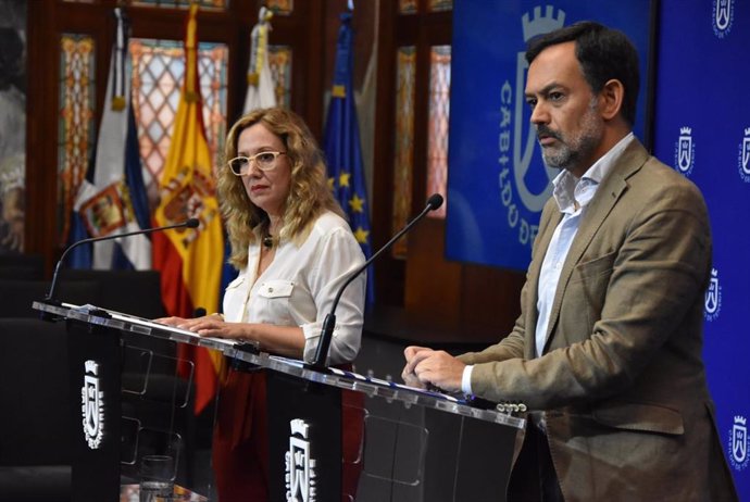 La presidenta del Cabildo de Tenerife, Rosa Dávila, y el vicepresidente, Lope Afonso, en una rueda de prensa para dar cuenta de los acuerdos del Consejo de Gobierno