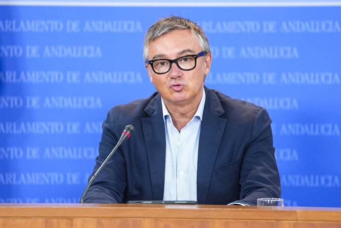 El portavoz del Grupo Parlamentario Vox, Manuel Gavira, durante la ronda de ruedas de prensa de portavoces de los grupos parlamentarios en el Parlamento de Andalucía, a 9 de octubre de 2024 en Sevilla (Andalucía, España). Los portavoces de los grupos parl