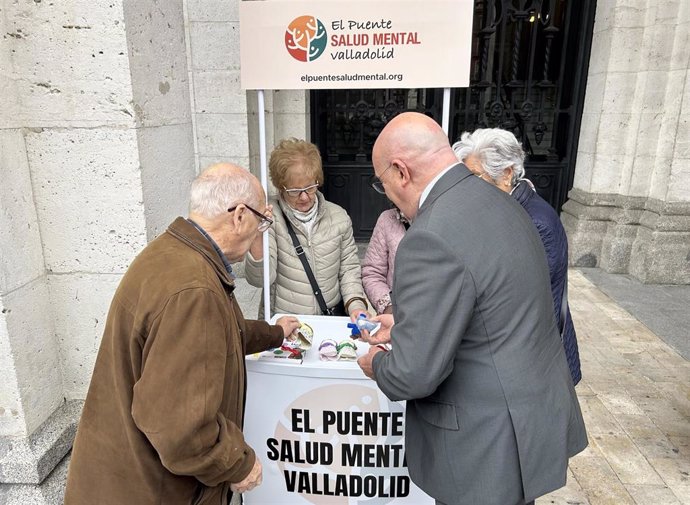 El alcalde de Valladolid, Jesús Julio Carnero (dcha), observa una de las muñecas 'Micaela' de El Puente Salud Mental.