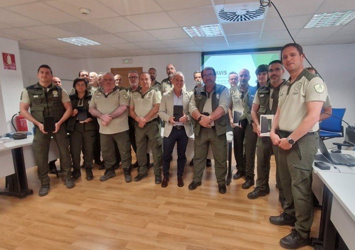 Martínez (centro), con agentes de Medio Ambiente que participan en el Programa Piloto para la Digitalización del Trabajo de Campo.