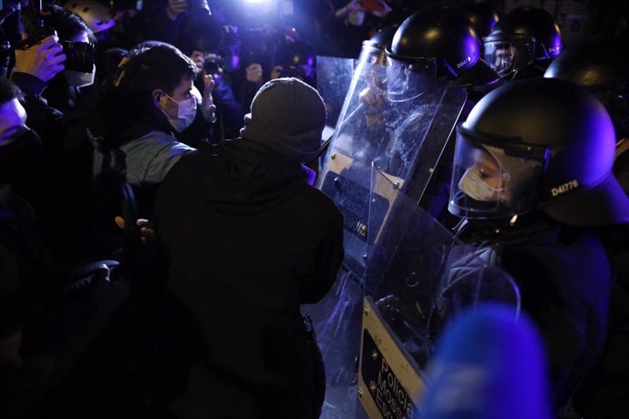 Archivo - Nueva manifestación entre lanzamiento de objetos a los Mossos en defensa de la libertad de Pablo Hasél y los derechos sociales en Barcelona (España), a 6 de marzo de 2021