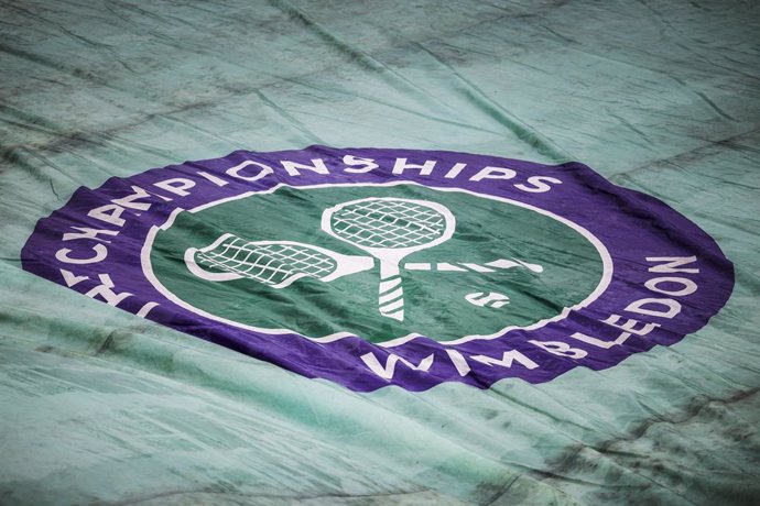 Archivo - FILED - 29 June 2022, United Kingdom, London: The Wimbledon tennis tournament tournament logo is printed on a rain tarp. Wimbledon is to award a record prize money at this year's tournament, the All England Club said on Wednesday. Photo: Frank M