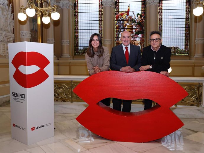 La concejala de Turismo, Eventos y Marca Ciudad, Blanca Jiménez; el alcalde de Valladolid, Jesús Julio Carnero, y el director de Seminci, José Luis Cienfuegos, en la presentación de la 69 edición del certamen.