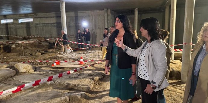 La directora general de Patrimonio, Gloria Pérez, y la alcaldesa de Huesca, Lorena Orduna, en el Círculo Católico.