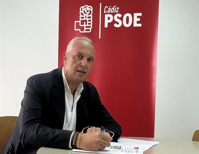 El secretario provincial del PSOE en Cádiz, Juan Carlos Ruiz Boix, firmando su aval a Pedro Sánchez como candidato a la Secretaría General.