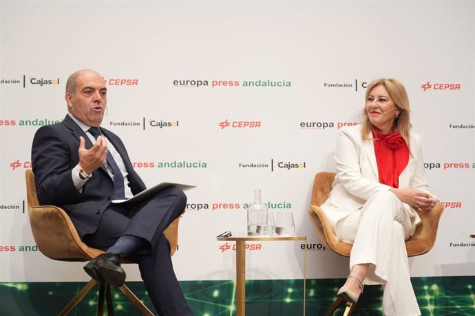 El vicepresidente de la CEOE y presidente de ATA, Lorenzo Amor, y la consejera de Hacienda y portavoz del Gobierno de la Junta de Andalucía, Carolina España, en un momento del coloquio mantenido en el desayuno organizado por Europa Press.