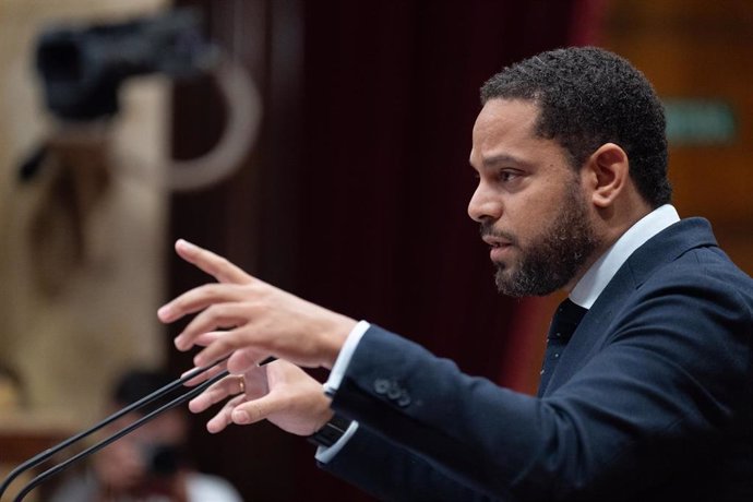 El presidente de VOX en el Parlament, Ignacio Garriga, interviene durante un debate de Política General en el Parlament de Catalunya, a 9 de octubre de 2024, en Barcelona, Catalunya (España). Este miércoles continúa en el Parlament de Catalunya el Pleno e