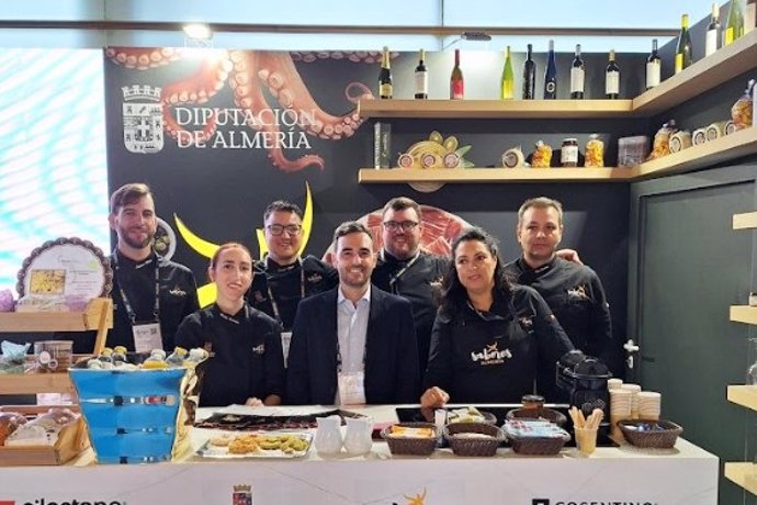 El diputado de Promoción Agroalimentaria, Comercio y Consumo, Carlos Sánchez, en el 'stand' de 'Sabores Almería' en la cita 'San Sebastián Gastronomika'.