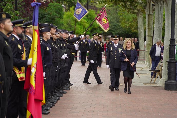 La delegada del Gobierno, Beatriz Arráiz, ha pasado revista al inicio del acto