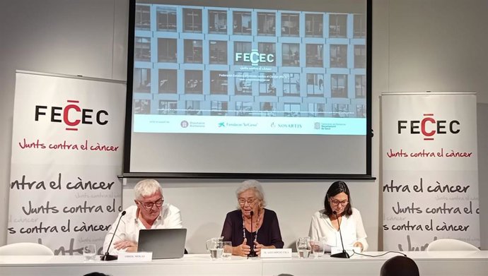 La presidenta de Fecec, Maria Assumpció Vil, la gerente Clara Ross, y el director de la agencia Gaps, Oriol Molas, en la presentación Barómetro Cáncer y Trabajo 2024