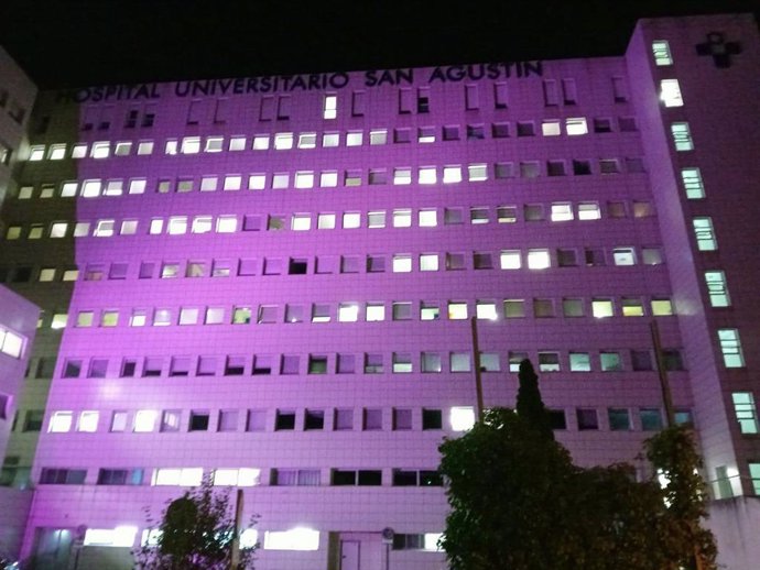 Hospital San Agustín de Avilés iluminado por el Día Internacional de la muerte perinatal.