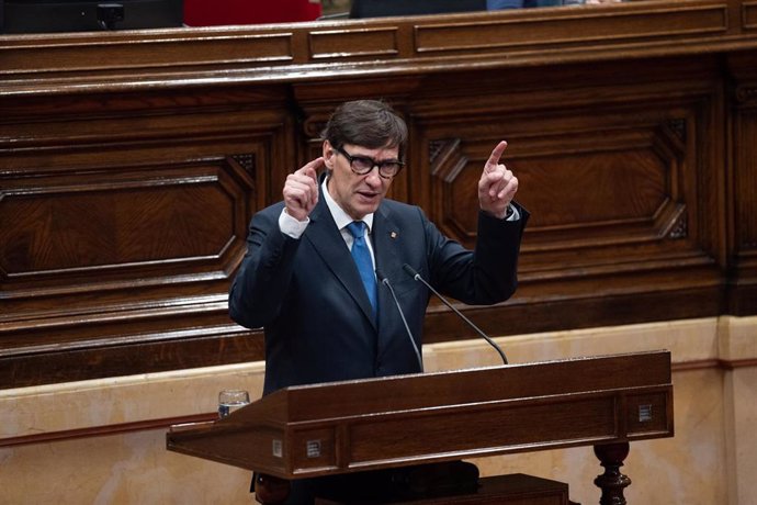 El presidente de la Generalitat de Catalunya, Salvador Illa, interviene durante un debate de Política General en el Parlament de Catalunya, a 9 de octubre de 2024, en Barcelona, Catalunya (España). Este miércoles continúa en el Parlament de Catalunya el P