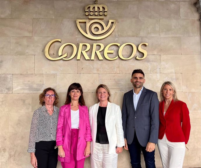 Núria Riera frente a un cartel de Correos