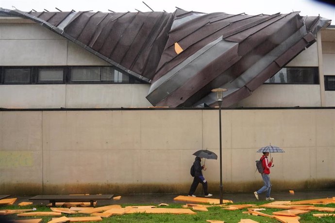 Desprendimiento del tejado del Conservatorio de Música, a 9 de octubre de 2024, en Santiago de Compostela, A Coruña, Galicia (España). 