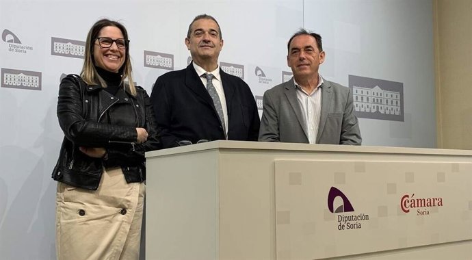 Gemma Ruiz, Alberto Santamaría y Benito Serrano en el convenio entre Diputación y Cámara de Comercio de Soria