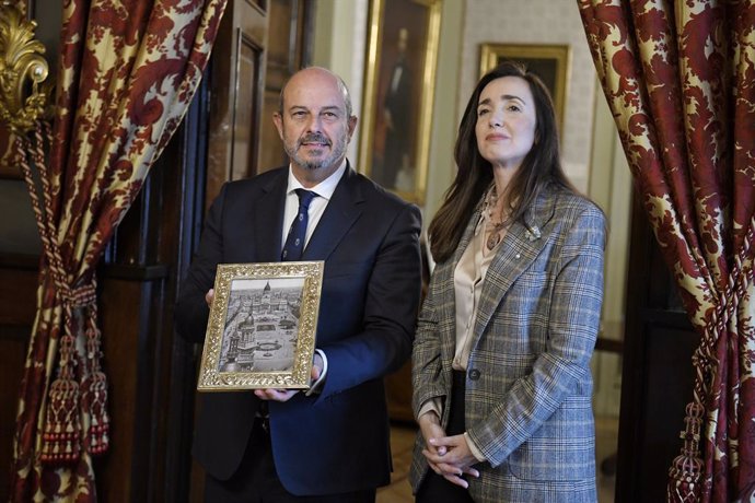 El presidente del Senado, Pedro Rollán, posa junto a la vicepresidente y presidenta del Senado Argentino, Victoria Villarruel, en el Senado Español, a 7 de octubre de 2024, en Madrid (España).