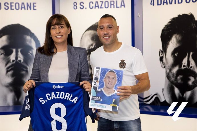 Santi Cazorla junto a Laura Valdeolivas tras la entrega de su camiseta a 'LEGENDS'