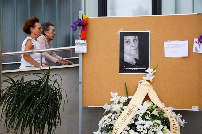 Ofrenda floral en el centro residencial El Zapillo, donde trabajaba la mujer asesinada en Roquetas. Imagen de archivo. 