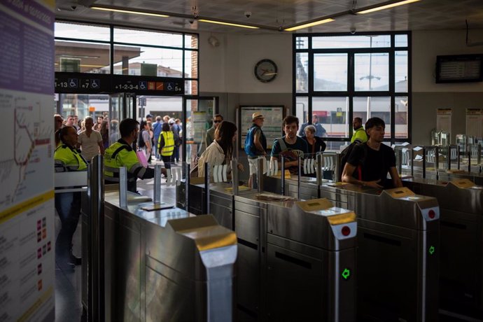 Operarios de Renfe organizan uno de los buses del servicio alternativo de Renfe