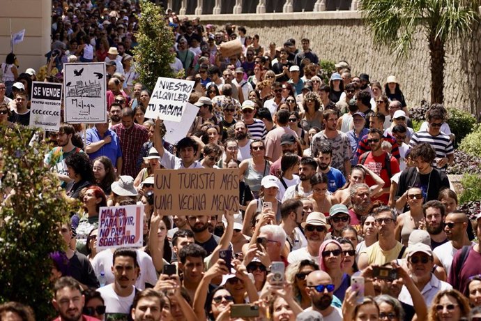 Archivo - Manifestacion en Málaga por la dificultad de encontrar una vivienda para alquilar el pasado 29 de junio de 2024 