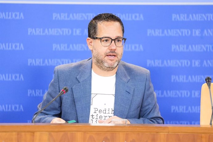 El portavoz del Grupo Mixto-AdelanteAndalucía, José Ignacio García, durante la ronda de ruedas de prensa de portavoces de los grupos parlamentarios en el Parlamento de Andalucía, a 9 de octubre de 2024 en Sevilla (Andalucía, España). Los portavoces de los