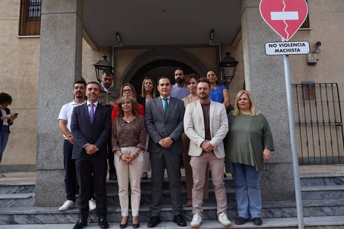 El consejero de Justicia, Administración Local y Función Pública, José Antonio Nieto, tras la firma del convenio con la alcaldesa de San Juan de Aznalfarache (Sevilla), María Luisa Moya.