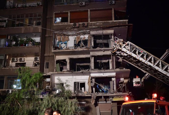 Edificio dañado por el impacto de un misil supuestamente israelí en el barrio Al Mezzah de la capital de Siria, Damasco